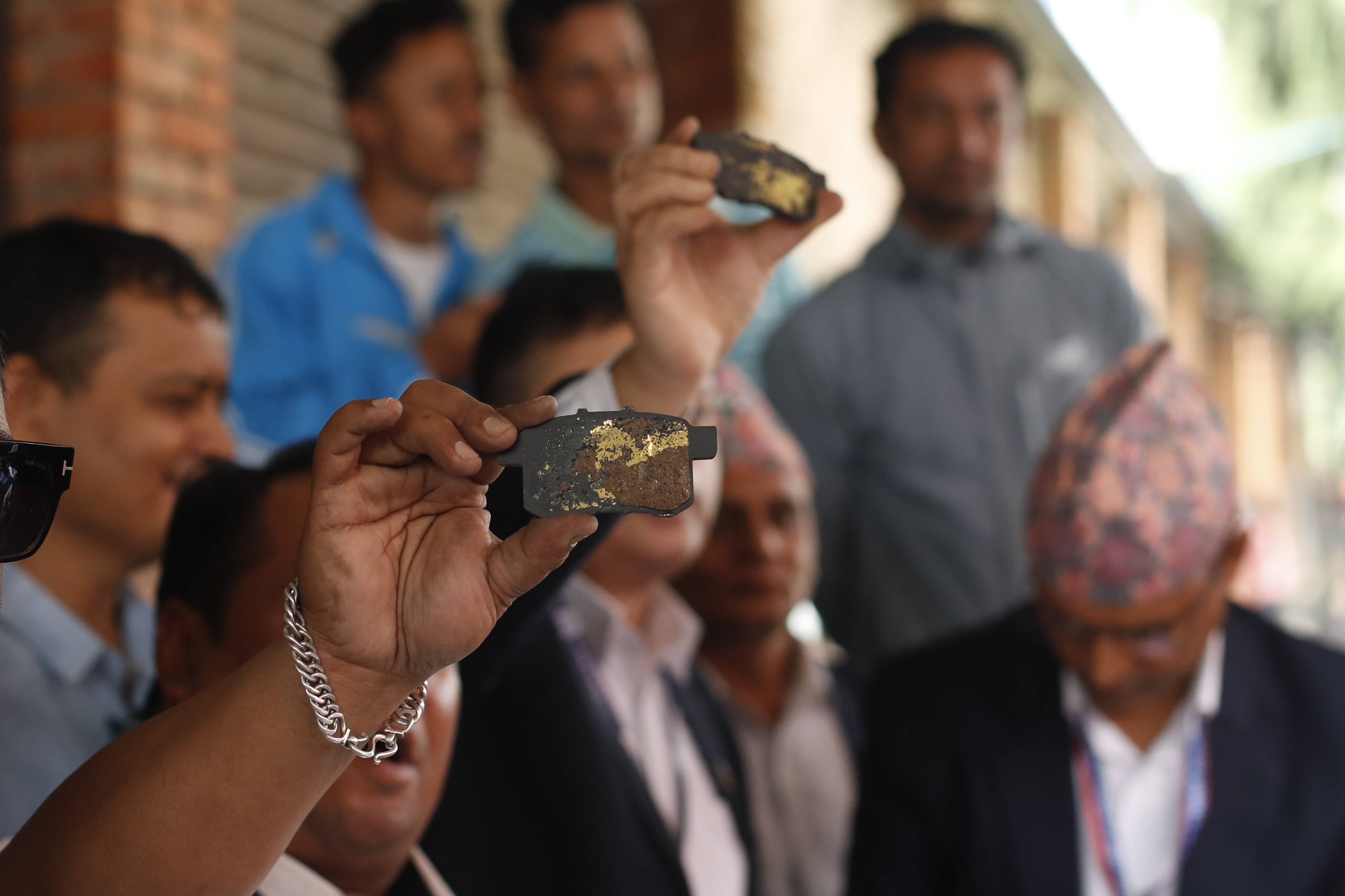 ‘ब्रेक शु’ भित्रको ६० किलो सुन गालिँदै