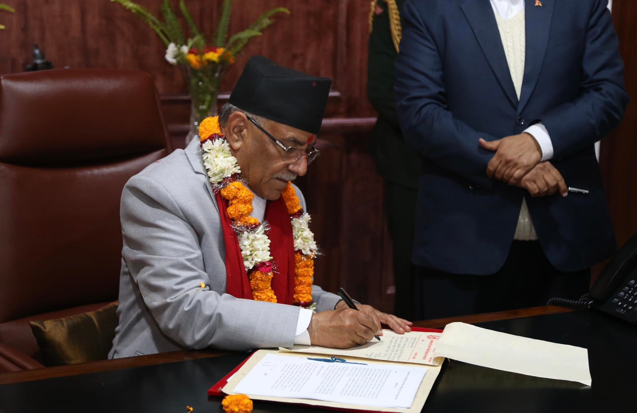 नवनियुक्त प्रधानमन्त्री दाहालद्वारा पदभार ग्रहण