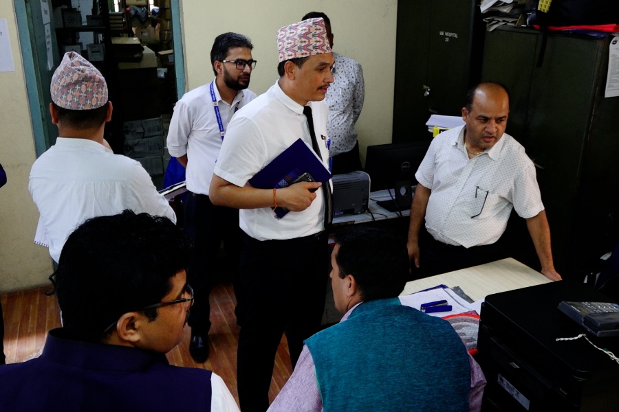 सरकारी अस्पतालमा मन्त्रालयकाे अनुगमन, औषधि भण्डारणदेखि याेजना निर्माणमा अनियमितता