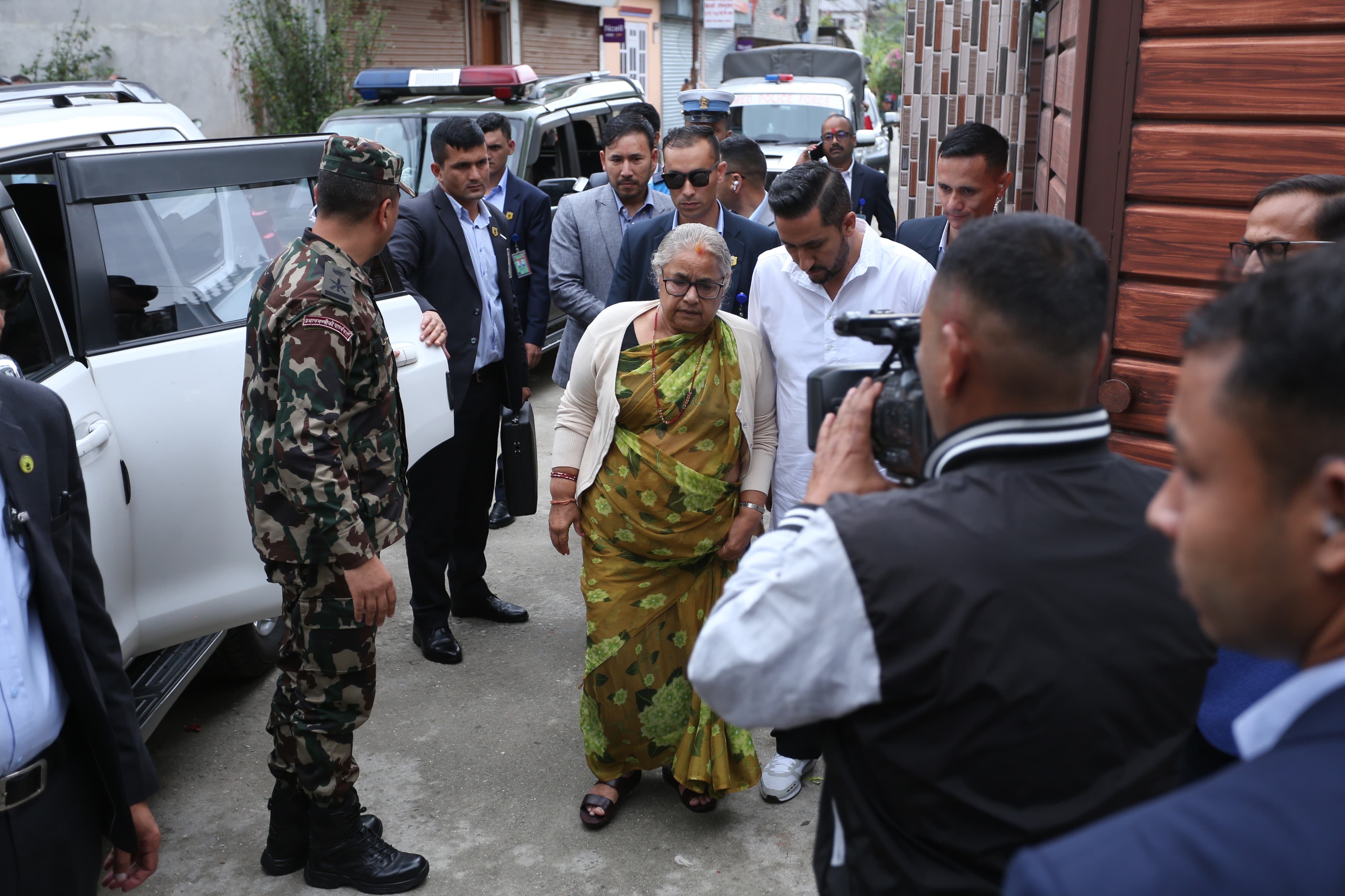 प्रधानमन्त्री कार्कीद्वारा विजयादशमीमा शहीद परिवारसँग भेटघाट