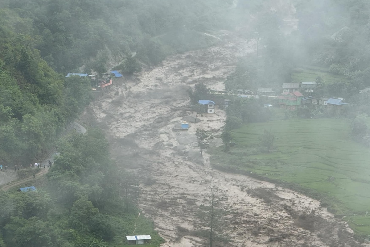 बाढीले हेवा खोलाको बेलिब्रिज बगायो, मेची राजमार्ग अवरुद्ध