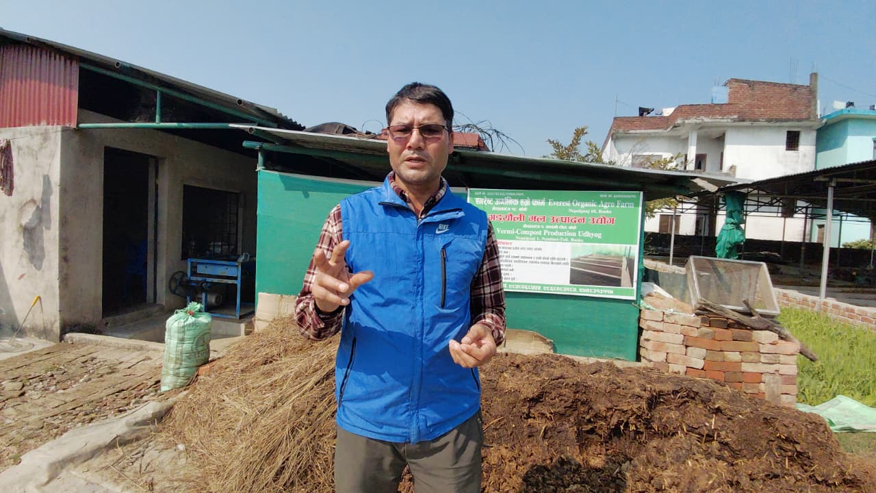 १२ वर्षदेखि गँड्यौला मल उत्पादन गरिरहेका वीरबहादुर
