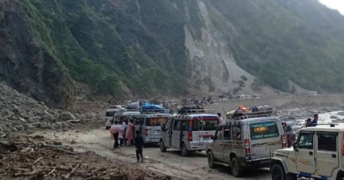 बीपी राजमार्गमा आवागमन बन्द, बीचबाटोमै रोकिए सवारीसाधन