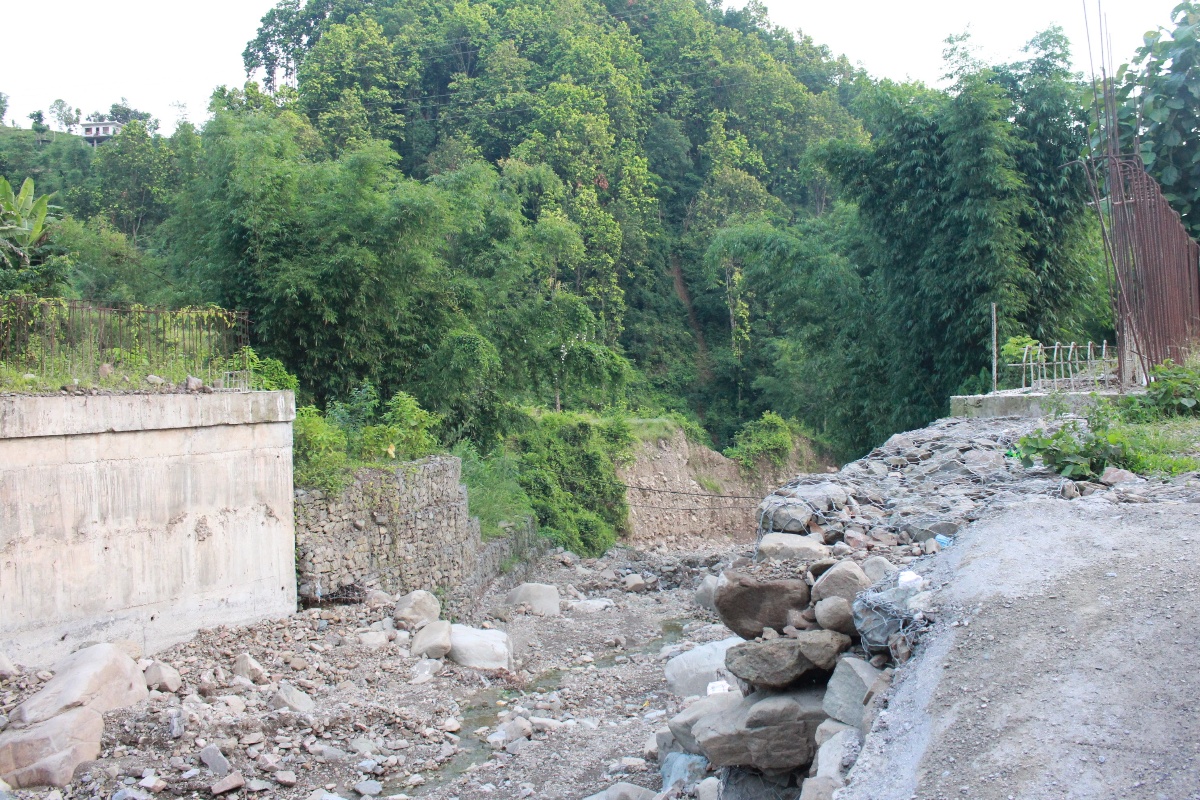 लेदुवा खोलाको पुल सात वर्षदेखि अलपत्र