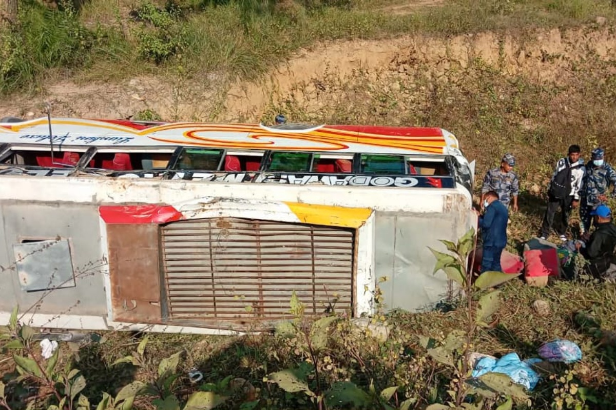 नवलपरासीमा बस दुर्घटना: २० जना घाइते