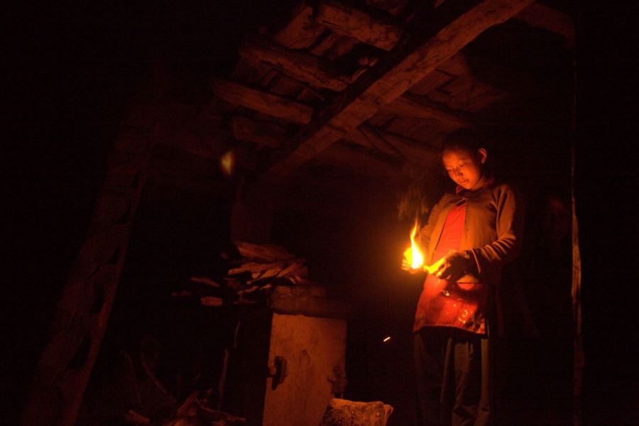 मुगुमा दियालोको भर: विद्यार्थी गृहकार्य गर्न पाउँदैनन्, जेष्ठ नागरिकलाई दम