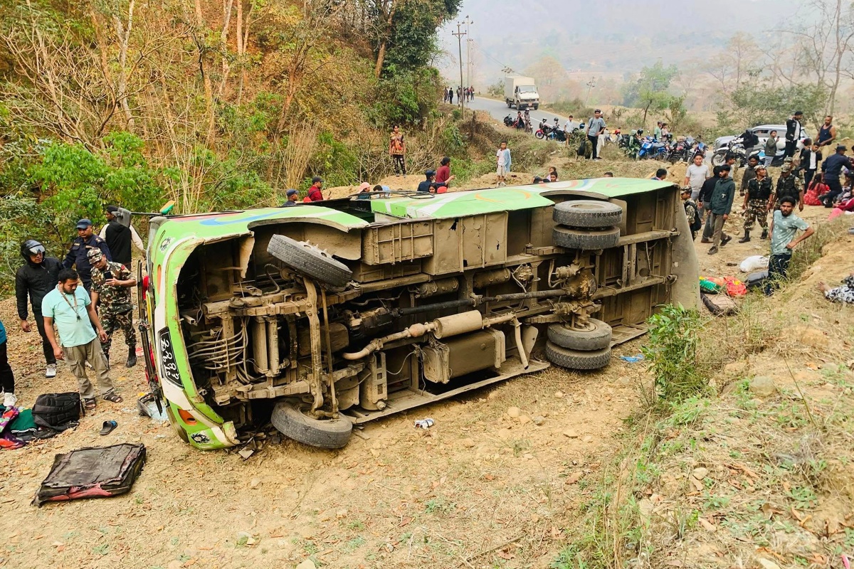 तनहुँमा बस पल्टिँदा २० यात्रु घाइते, ४ को अवस्था गम्भीर