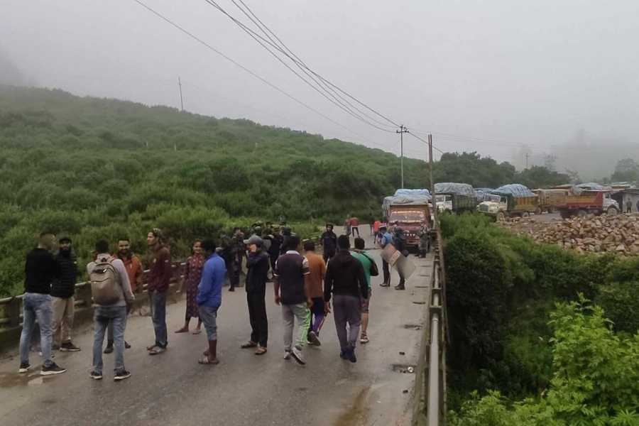 बञ्चरेडाँडामा स्थानीयको अवरोध कायमै, काठमाडौँको फोहोर व्यवस्थापनमा समस्या