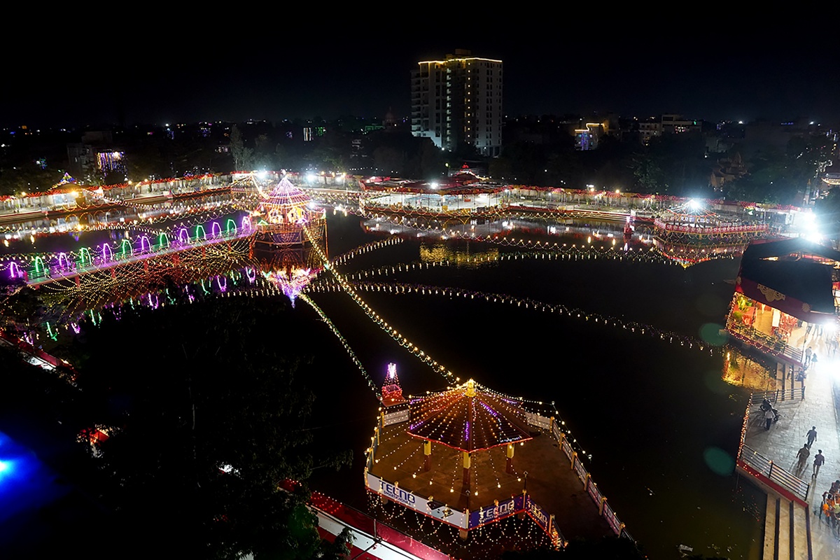 छठको मुख्य दिन: अस्ताउँदो सूर्यलाई अर्घ्य दिइँदै