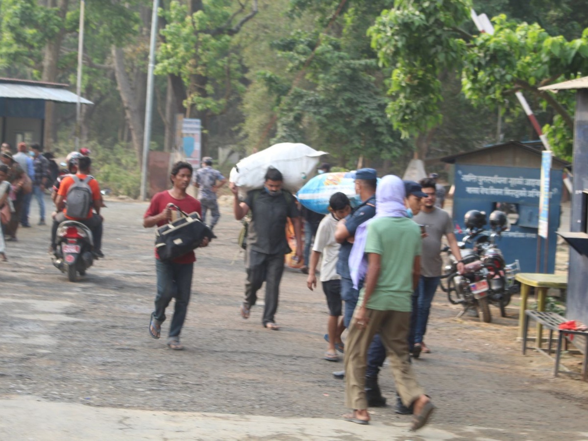 विसु पर्व मनाउन घर फर्कँदै नेपाली