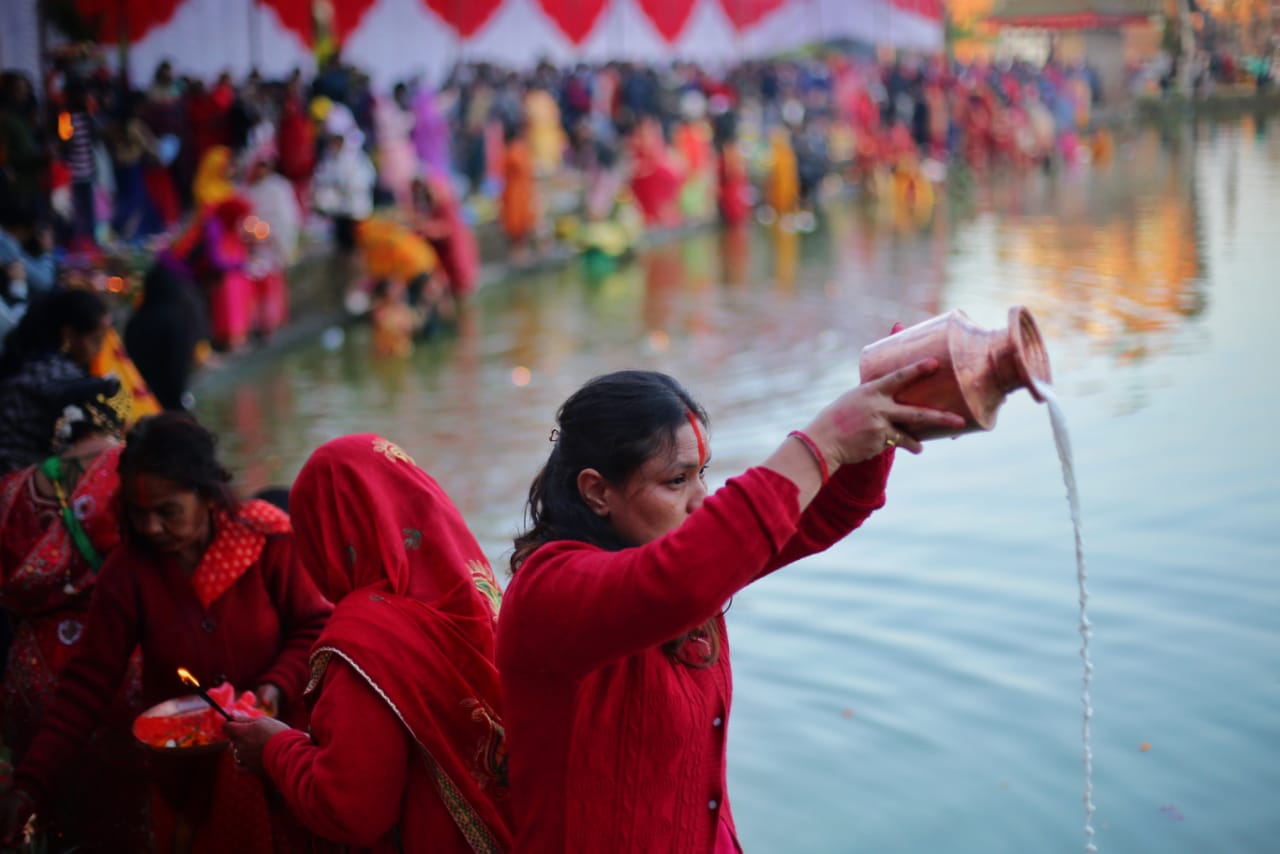 उदाउँदो सूर्यलाई अर्घ्य दिँदै छठ सम्पन्न