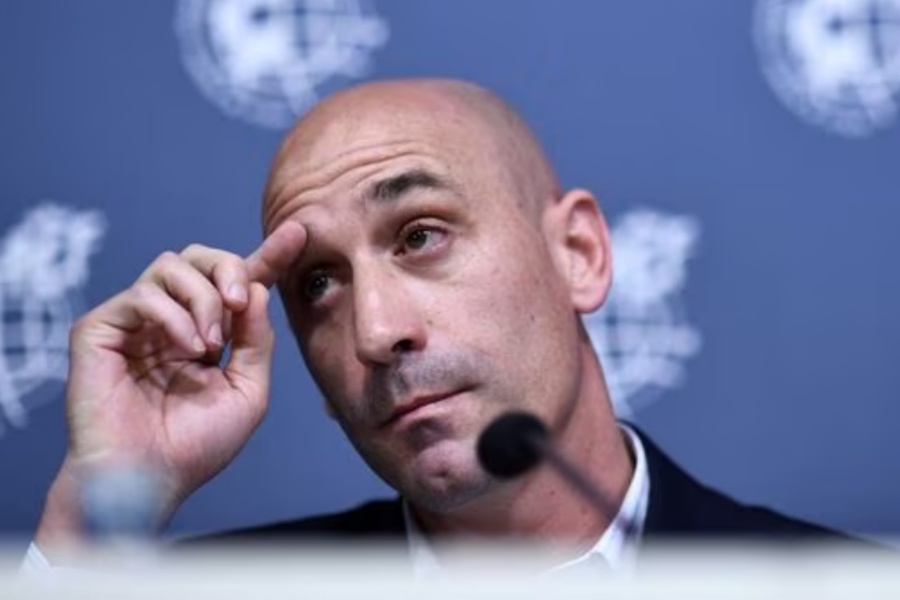 खेलाडीलाई चुम्बन गरेको घटनामा रुबियाल्समाथि फिफाले लगायो ३ वर्षको प्रतिबन्ध