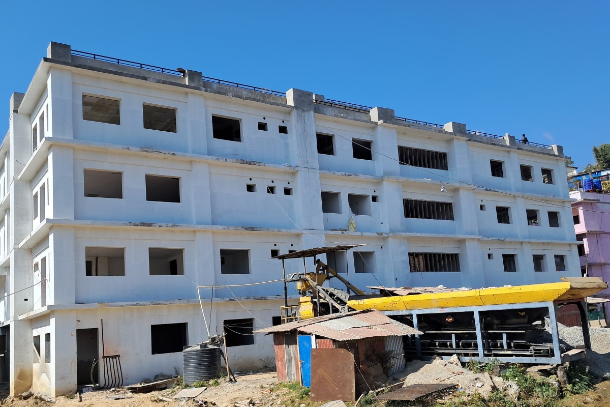 खोटाङ अस्पतालको भवन निर्माणमा ठेकेदारको लापरबाही