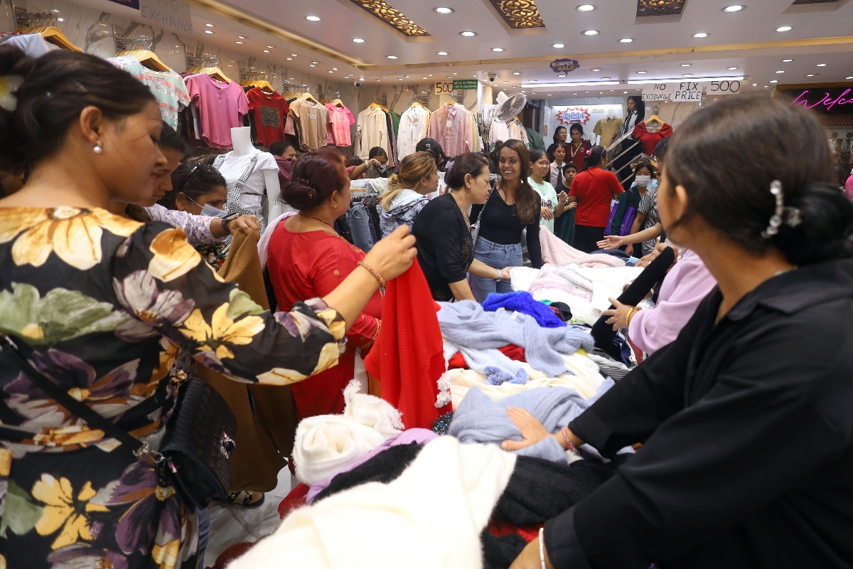 बजारमा चहलपहल बढे पनि व्यापार घटेको व्यापारीको गुनासो