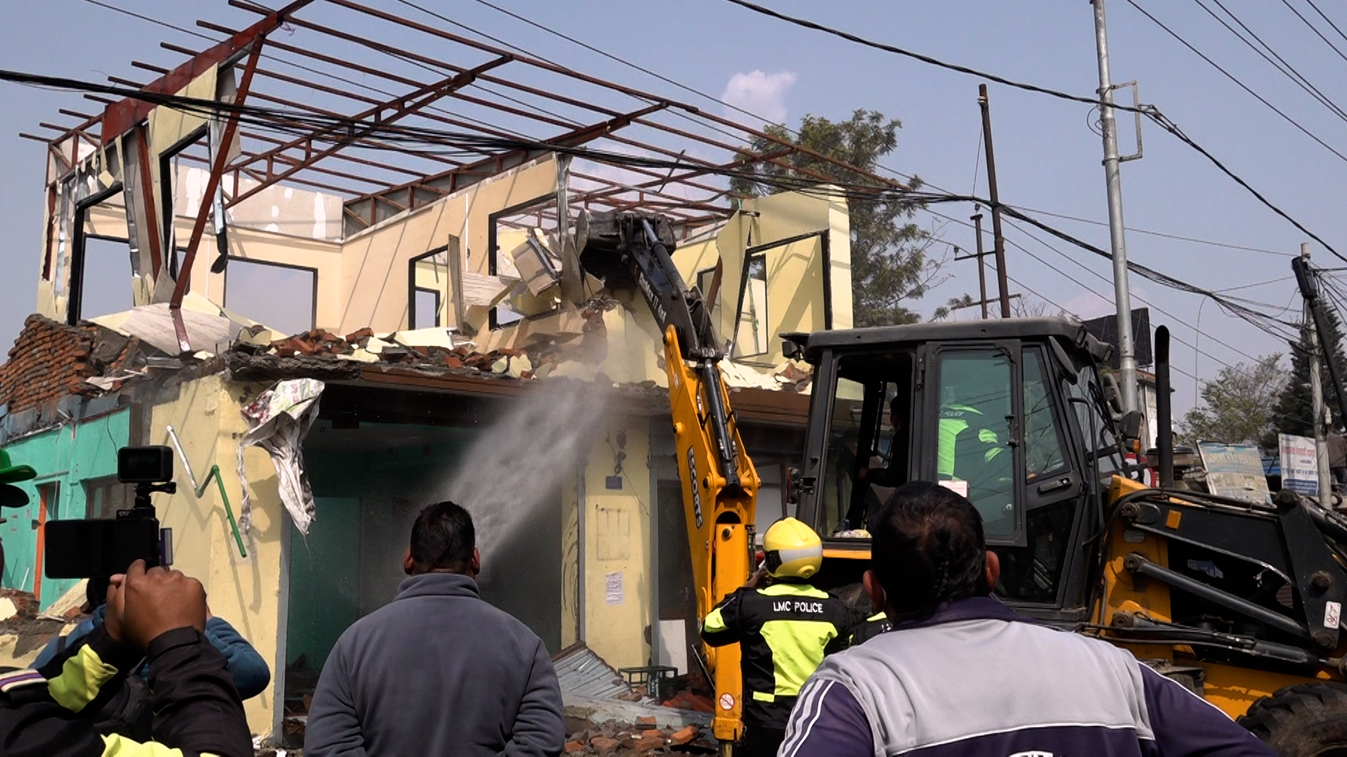 लगनखेलमा हरियाली उद्यान बनाउन टहरा भत्काउँदै ललितपुर महानगर