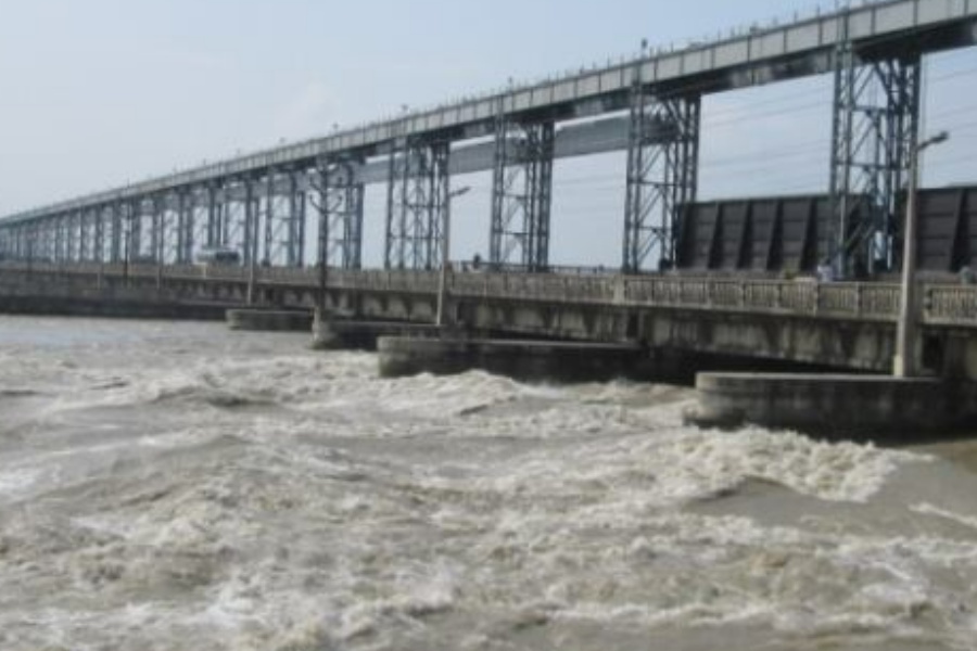 बससँग ठोक्किएर सप्तकोसीमा ट्रक खस्यो, ३ जनाको उद्धार