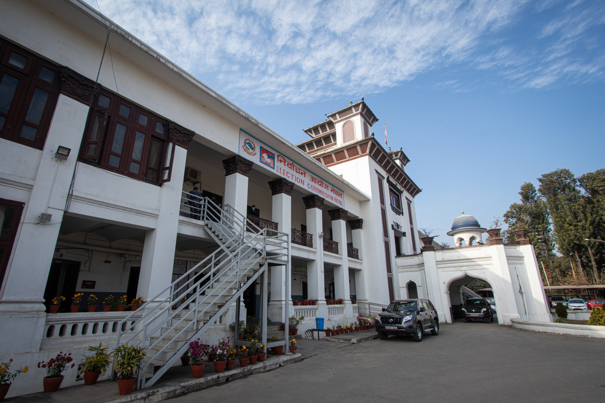 आयोगले सोध्यो- गठबन्धनका नेताहरू हेलिकोप्टर चढेको खर्च कुन दलले तिर्छ?