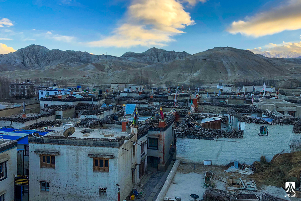 ताला लागेको लोमन्थाङ