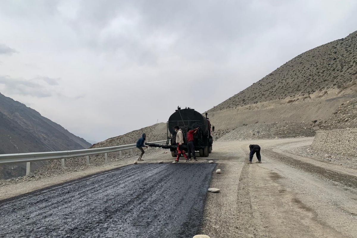 जोमसोम–कागबेनी सडक कालोपत्र गरिँदै, असारभित्र सक्ने योजना