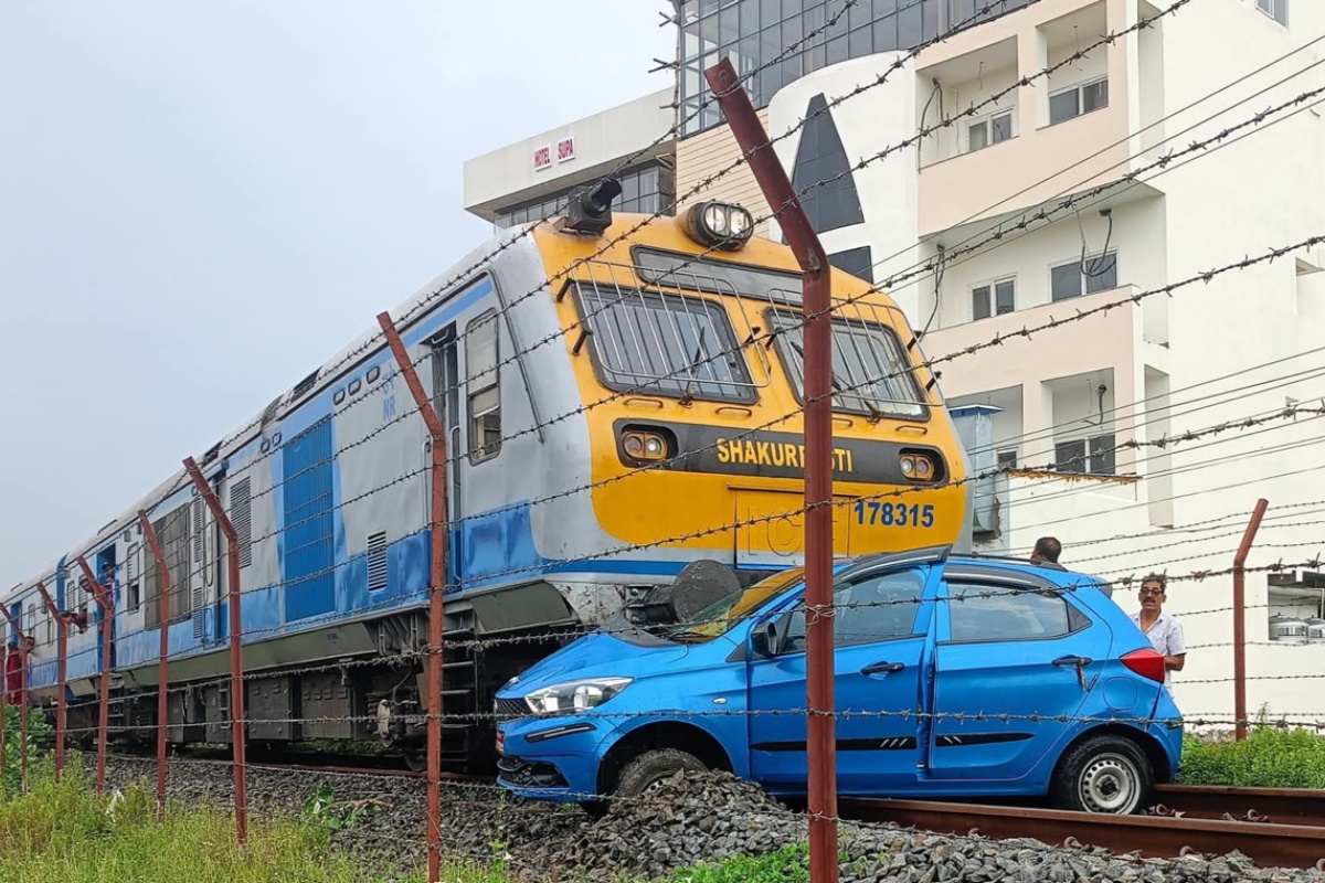 जनकपुरमा रेल र कार ठोक्किएर दुर्घटना