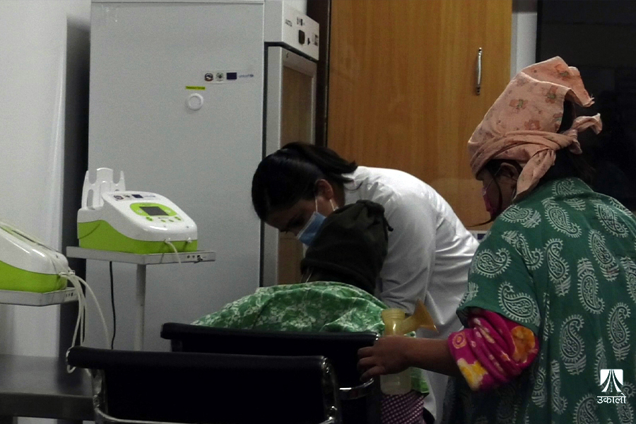 प्रसूति अस्पतालको ‘मिल्क बैंक’ : दुध नआउने आमाका नवजात शिशुलाई अमृत कोष