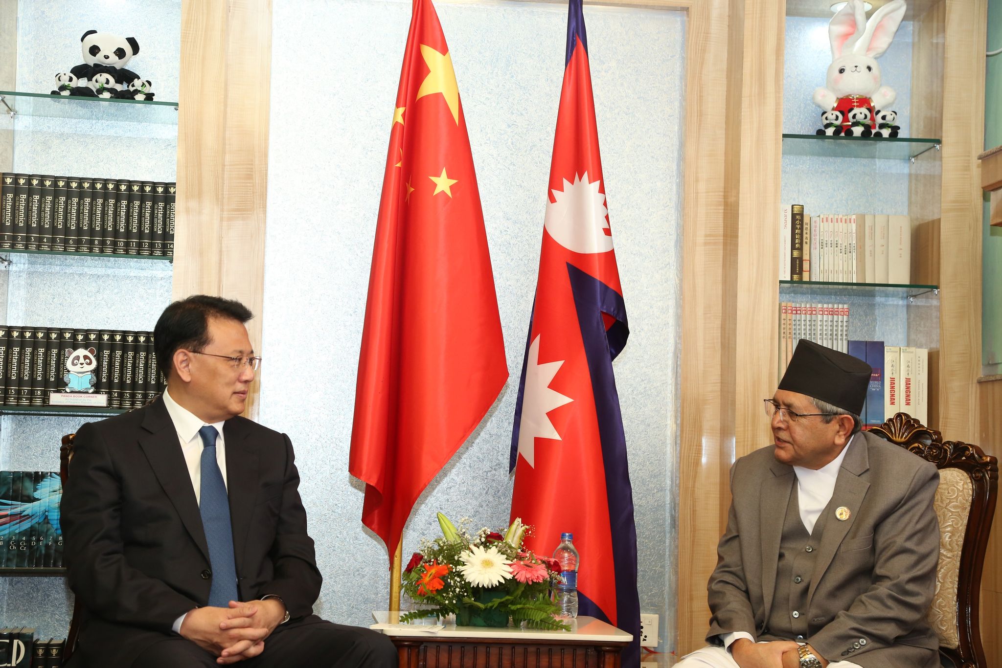 नेपाल भ्रमणमा रहेका चिनियाँ नेता च्याचिन र सभामुख घिमिरेबीच भेट