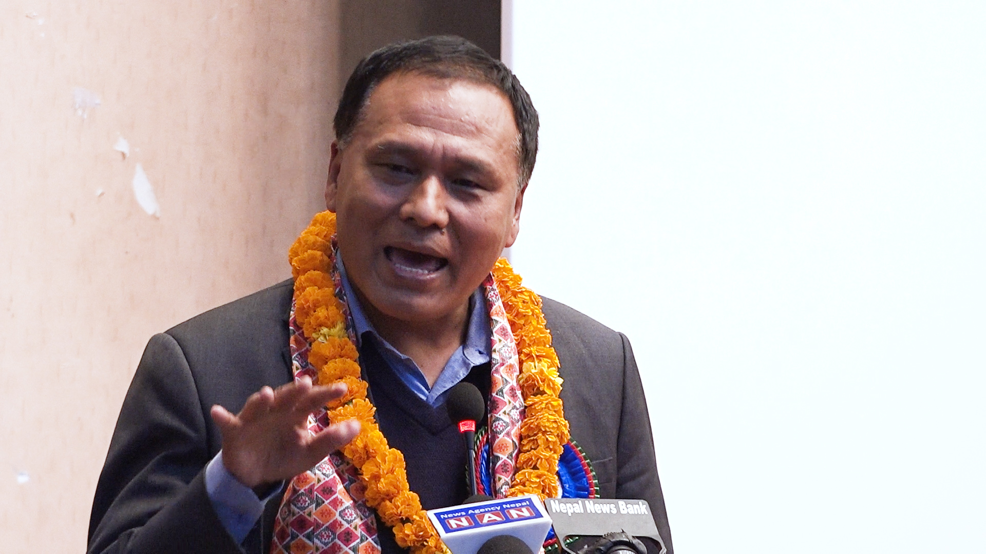 एउटै ब्रान्डको विद्युतीय गाडीलाई मात्र ट्याक्सी बनाउने नीति गलत: घिसिङ