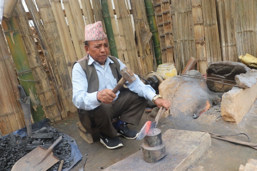 भोजपुरे खुकुरी संरक्षणमा जुटेका महेन्द्र, वार्षिक १० लाखसम्म कमाउँछन् 