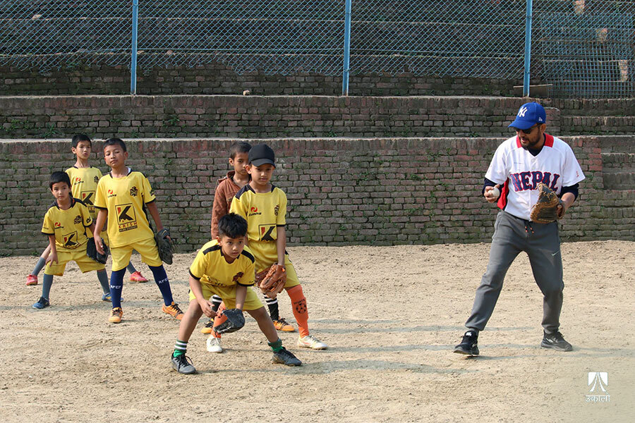 बेसबल जोगाउन जो १५ वर्षदेखि बिनातलब प्रशिक्षण दिइरहेछन्