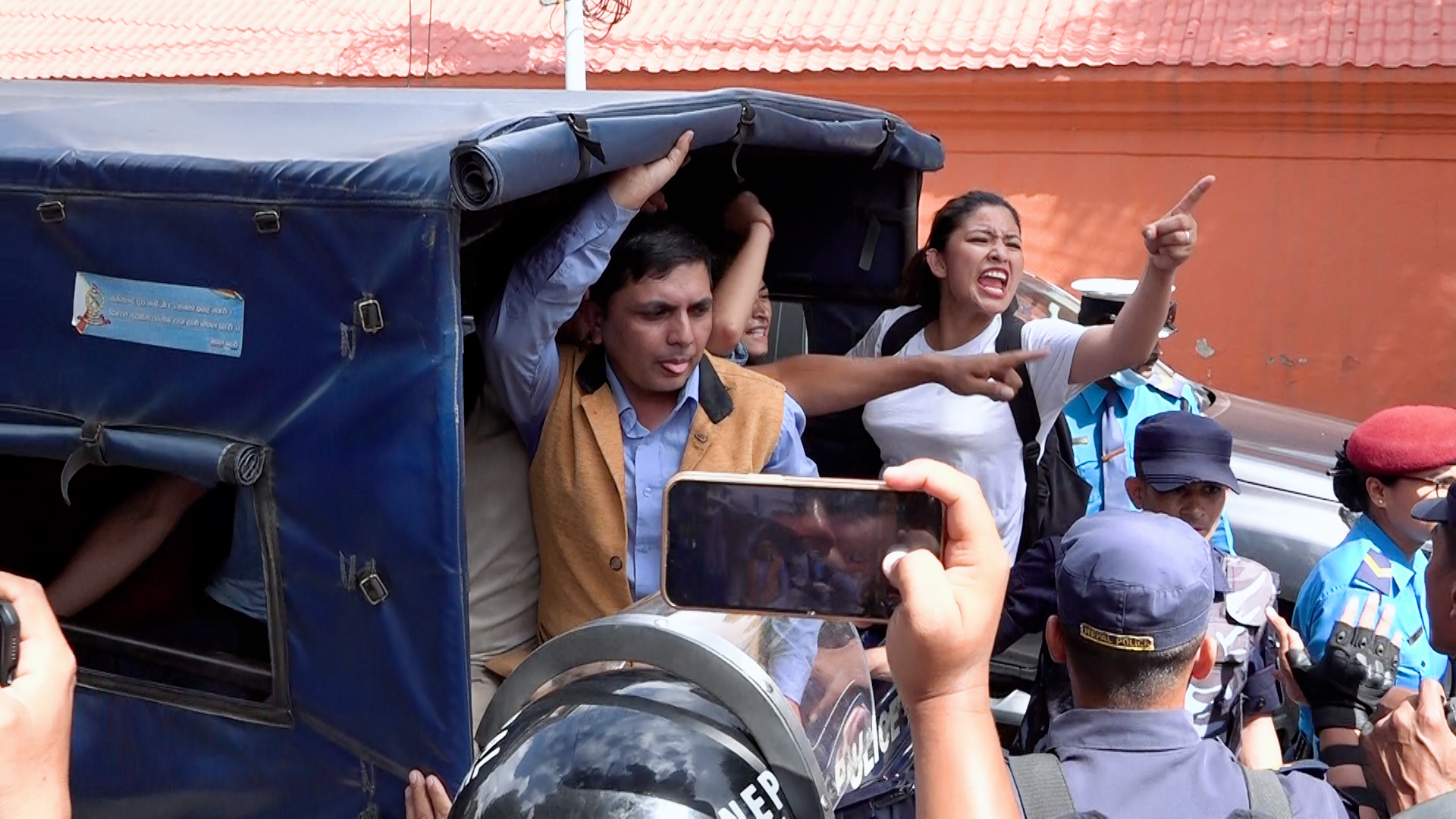 सिंहदरबार अगाडि प्रदर्शन गर्ने १७ जना नियन्त्रणमा