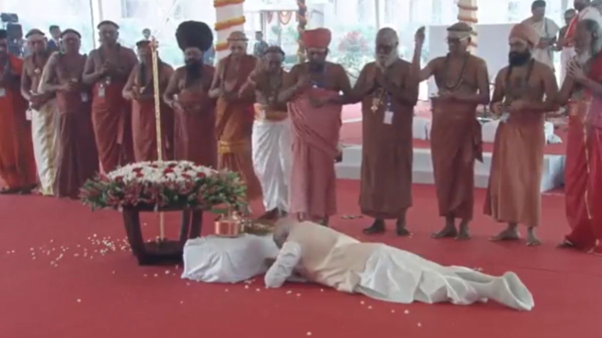 भारतीय संसद् भवन उद्घाटनमा राजदण्डलाई मोदीको 'लम्पसार ढोग'