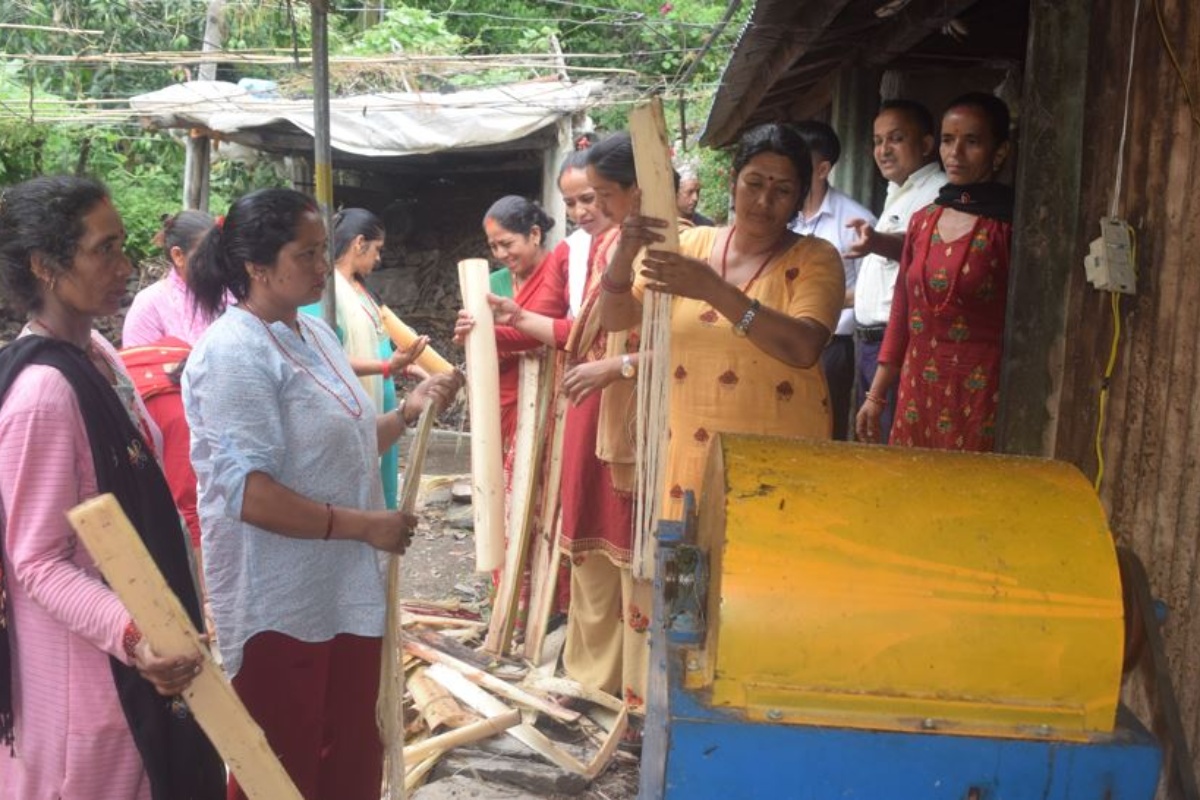 केराको थामबाट फाइबर, धागो र कम्पोस्ट मल बनाएर आयआर्जन