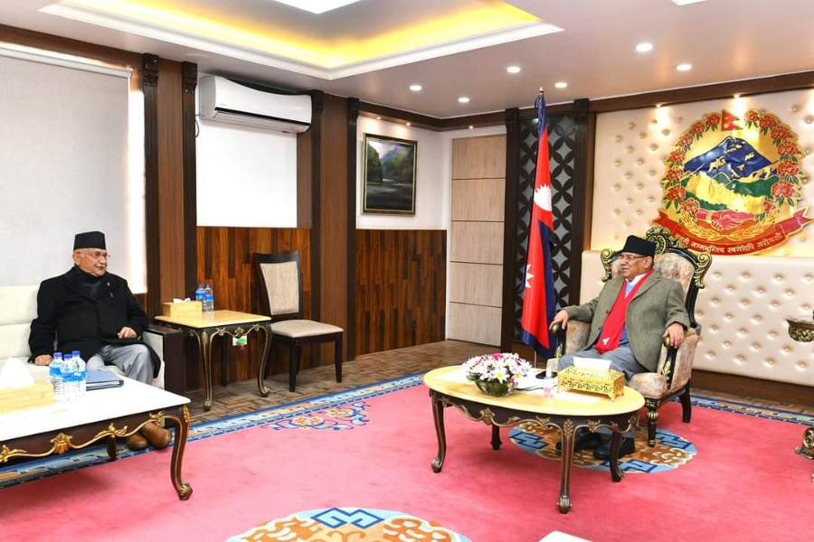 प्रधानमन्त्री दाहाल भेट्न एमाले अध्यक्ष ओली बालुवाटारमा 