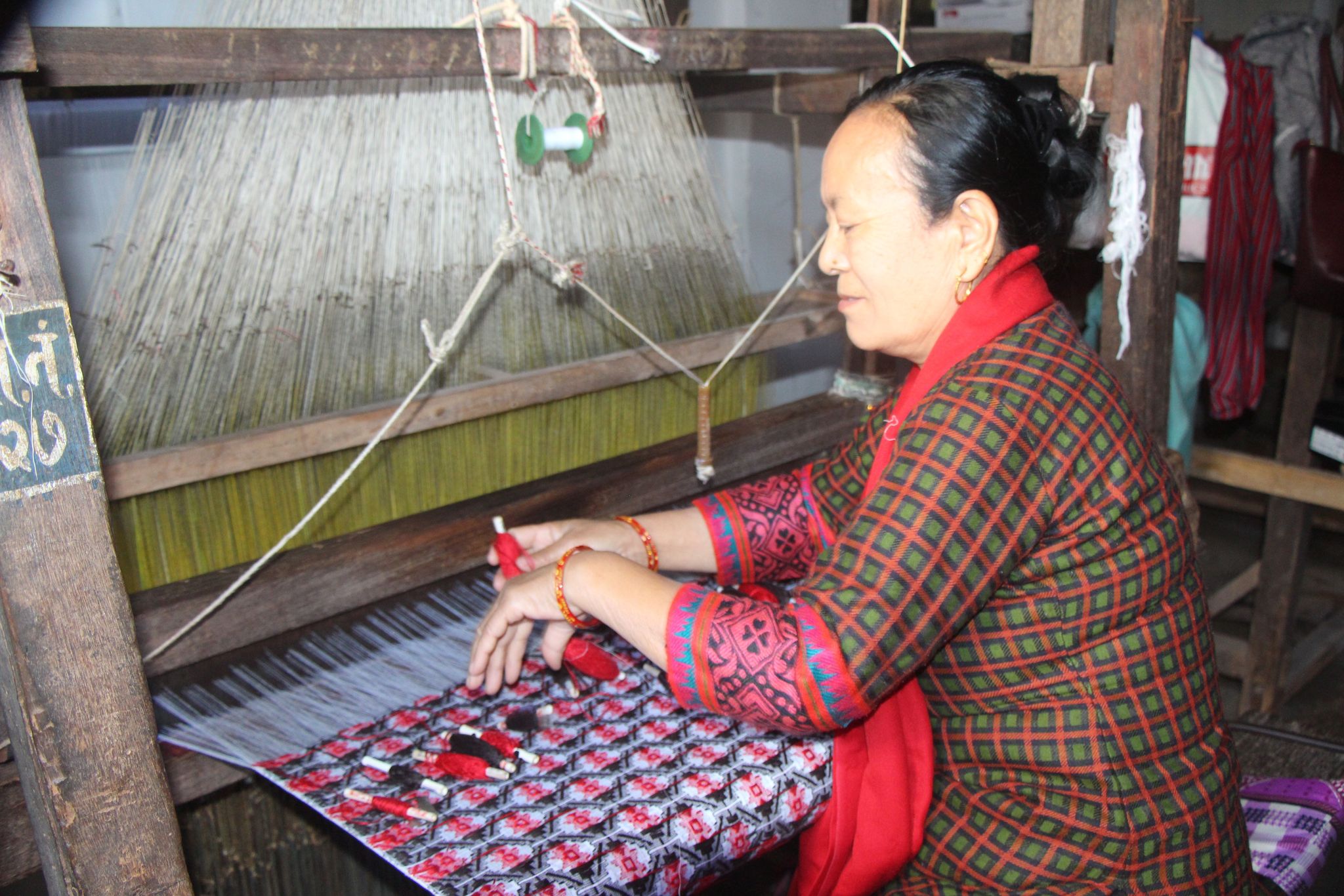 ढाका बुनाइबाट स्वरोजगार बन्दै महिला