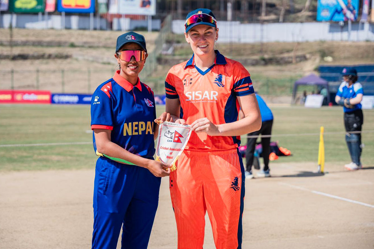 नेदरल्यान्ड्सविरुद्ध फिल्डिङ गर्दै नेपाल