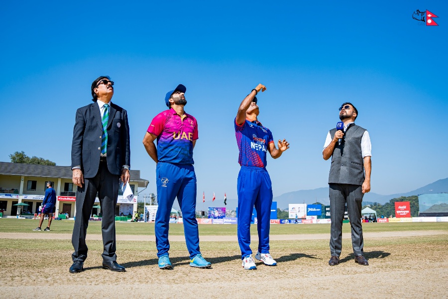 हङकङविरुद्ध पहिले बलिङ गर्दै नेपाल