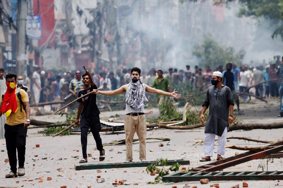 बांग्लादेशमा आन्दोलनका समय लुटिएका हतियार चुनावअघि फिर्ता गर्नेलाई पुरस्कार