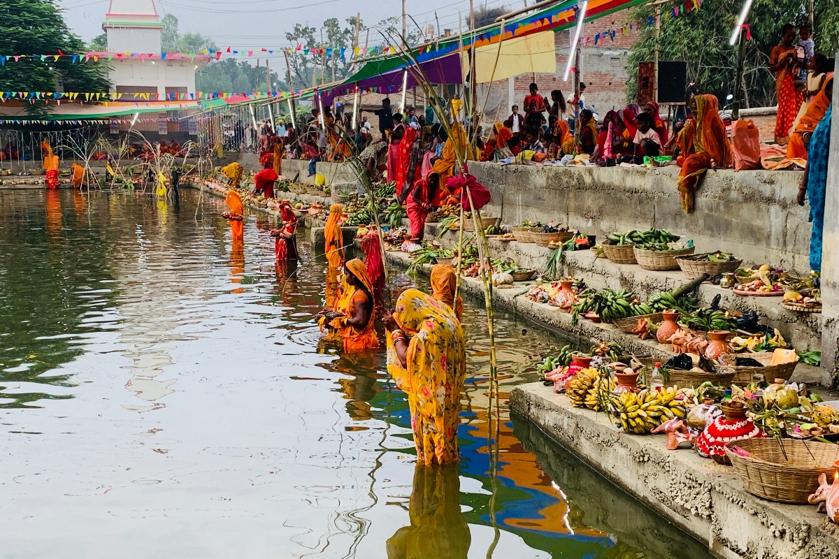 अस्ताउँदो सूर्यलाई अर्घ्य अर्पण गर्दै मनाइयो छठ पर्व