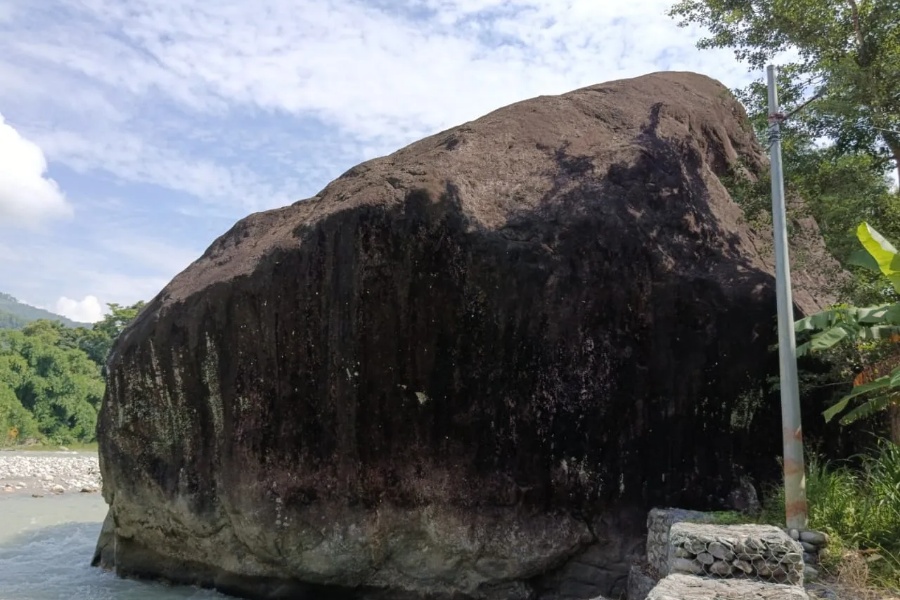 संरक्षणको पर्खाइमा ऐतिहासिक ठूलढुंगा