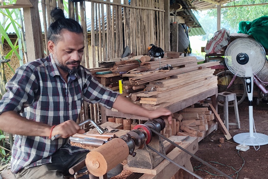 युट्युब हेरेर सिकेको काष्ठकलाबाट मनग्य आम्दानी