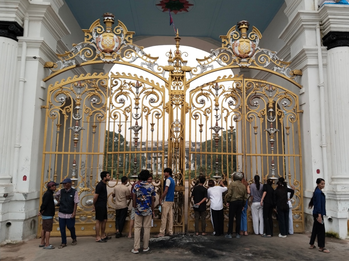 सिंहदरबार वरपर आगजनीले क्षतविक्षत कार्यालय भवन (तस्वीरहरू)