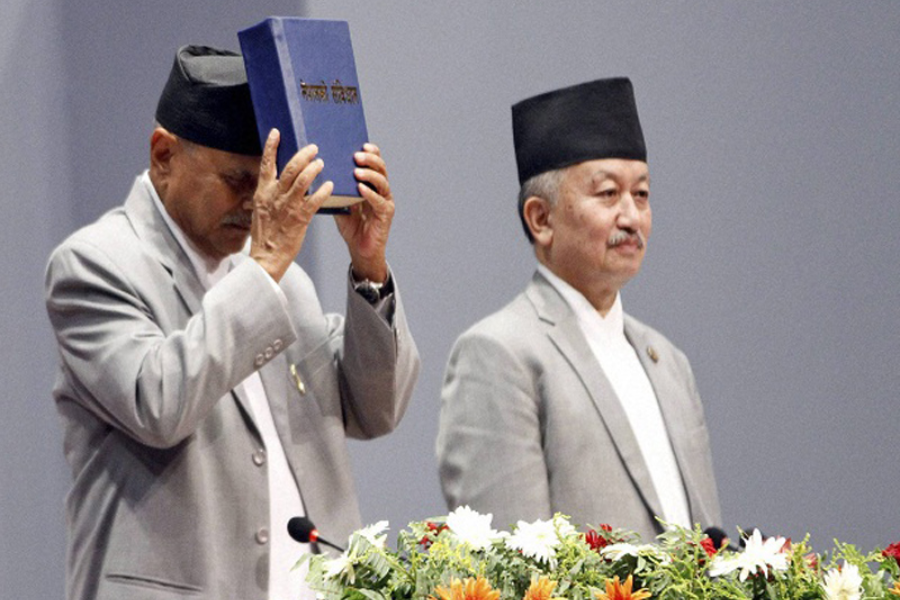 २०७२ सालमा संविधान जारी गर्दै तत्कालीन राष्ट्रपति रामवरण यादव र उनीसँगै तत्कालीन संविधानसभाका अध्यक्ष सुवासचन्द्र नेम्वाङ।