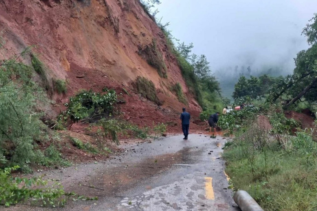 पहिरोले अरनिको र हेलम्बु राजमार्ग अवरुद्ध