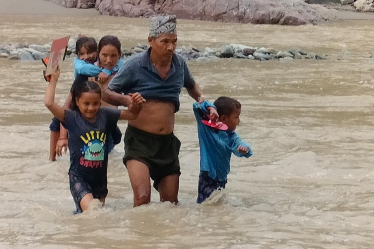 खोलामा पुल नहुँदा जोखिम मोलेर विद्यालय जान्छन् चुरेका बालबालिका