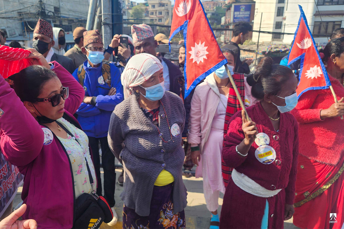 ऋणबाट मुक्ति पाइने ठानेर प्रसाईंको ‘आन्दोलन’मा आएका महिला 