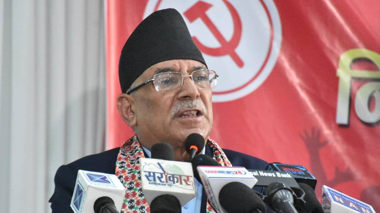 'हामीले धेरै पहिल्यै हँसिया-हतौडा र रूखलाई एक बनाइसकेका हौँ' 