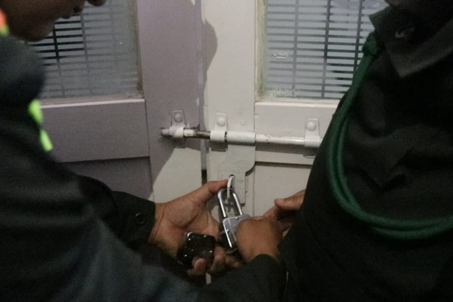 गैरकानूनी रूपमा सञ्चालित २ वटा स्वास्थ्य संस्थामा काठमाडौँ महानगरको ताला