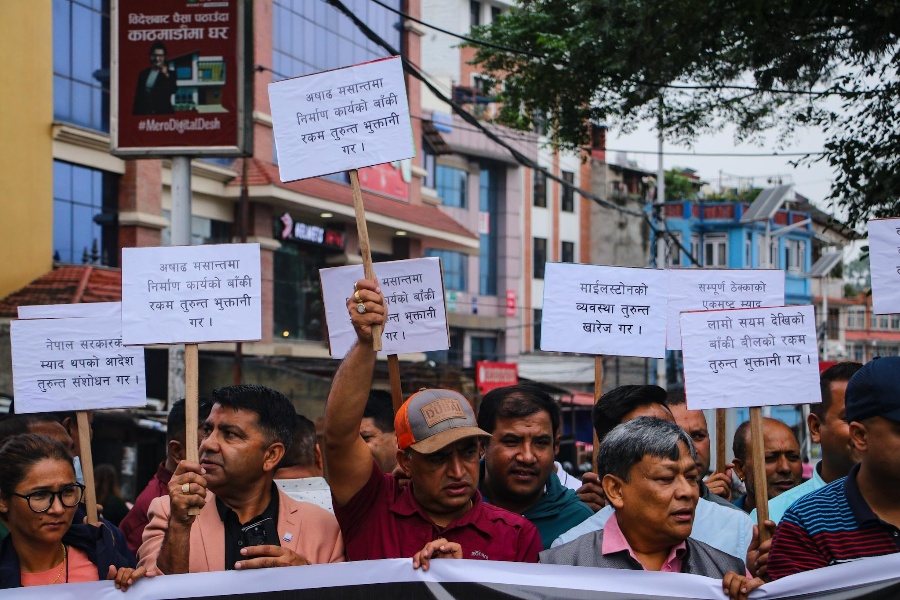 निर्माण व्यावसायीले मागे अर्थमन्त्रीको राजीनामा 