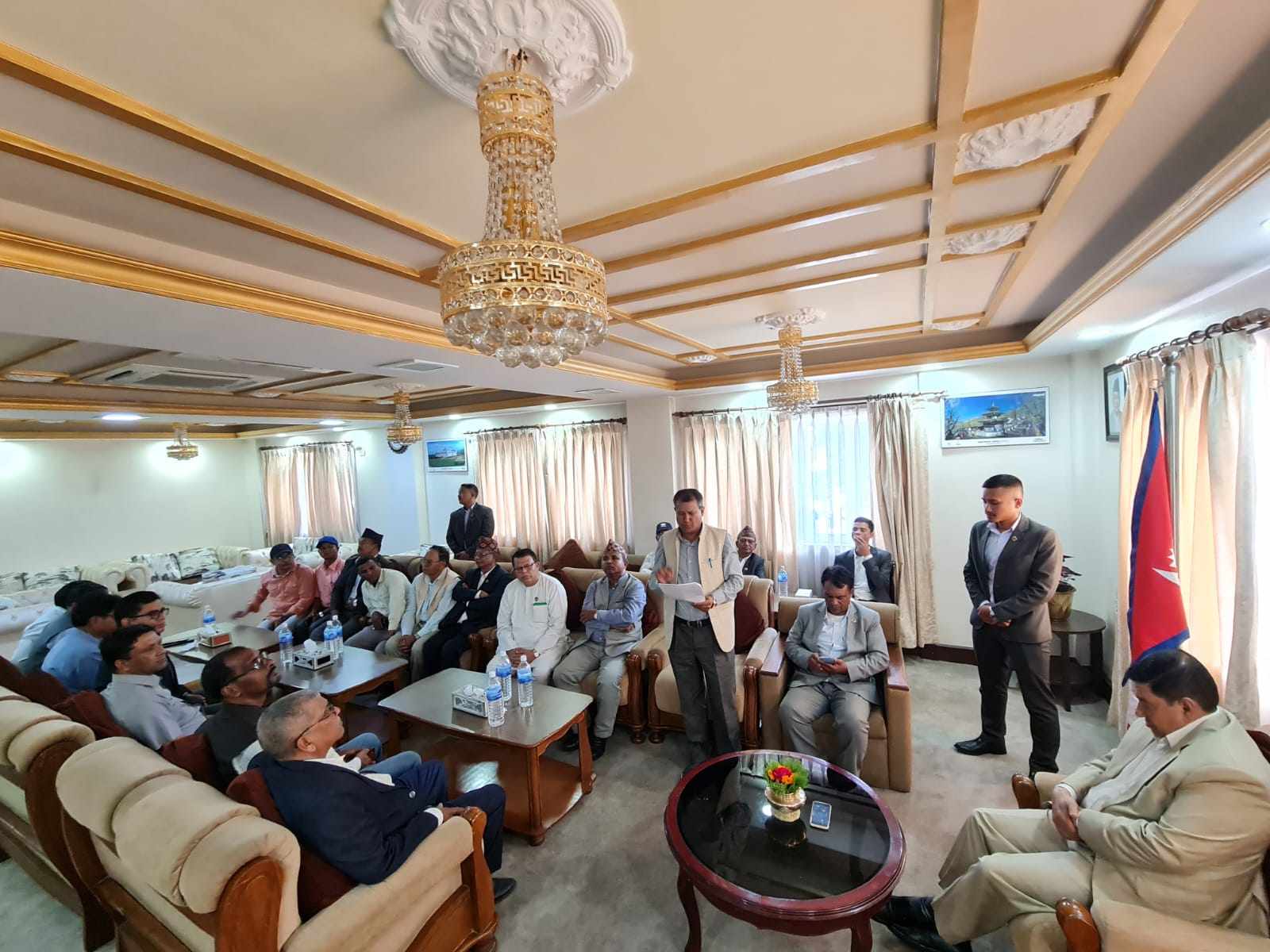 दलित समुदायमाथि बढ्दो हिंसाविरुद्ध प्रशासनिक पहल चाल्न गृहमन्त्रीलाई ज्ञापनपत्र