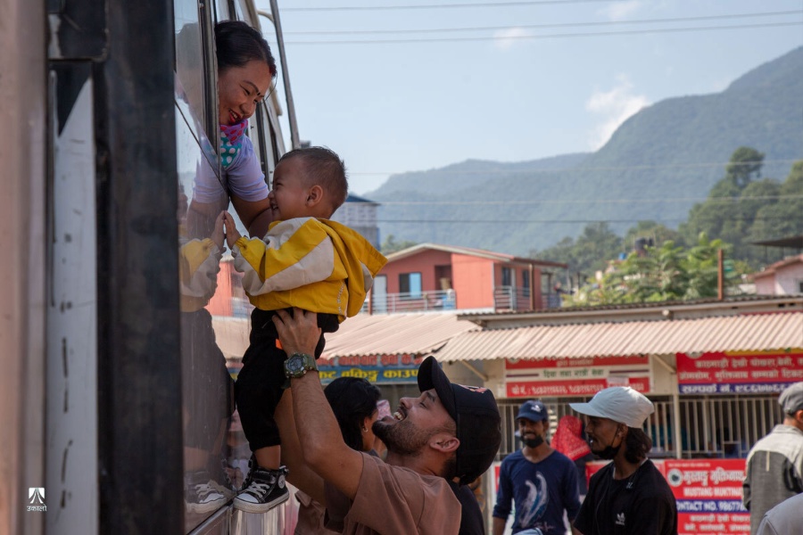 हामी त लाग्याैँ घरतिर (तस्वीरहरू)